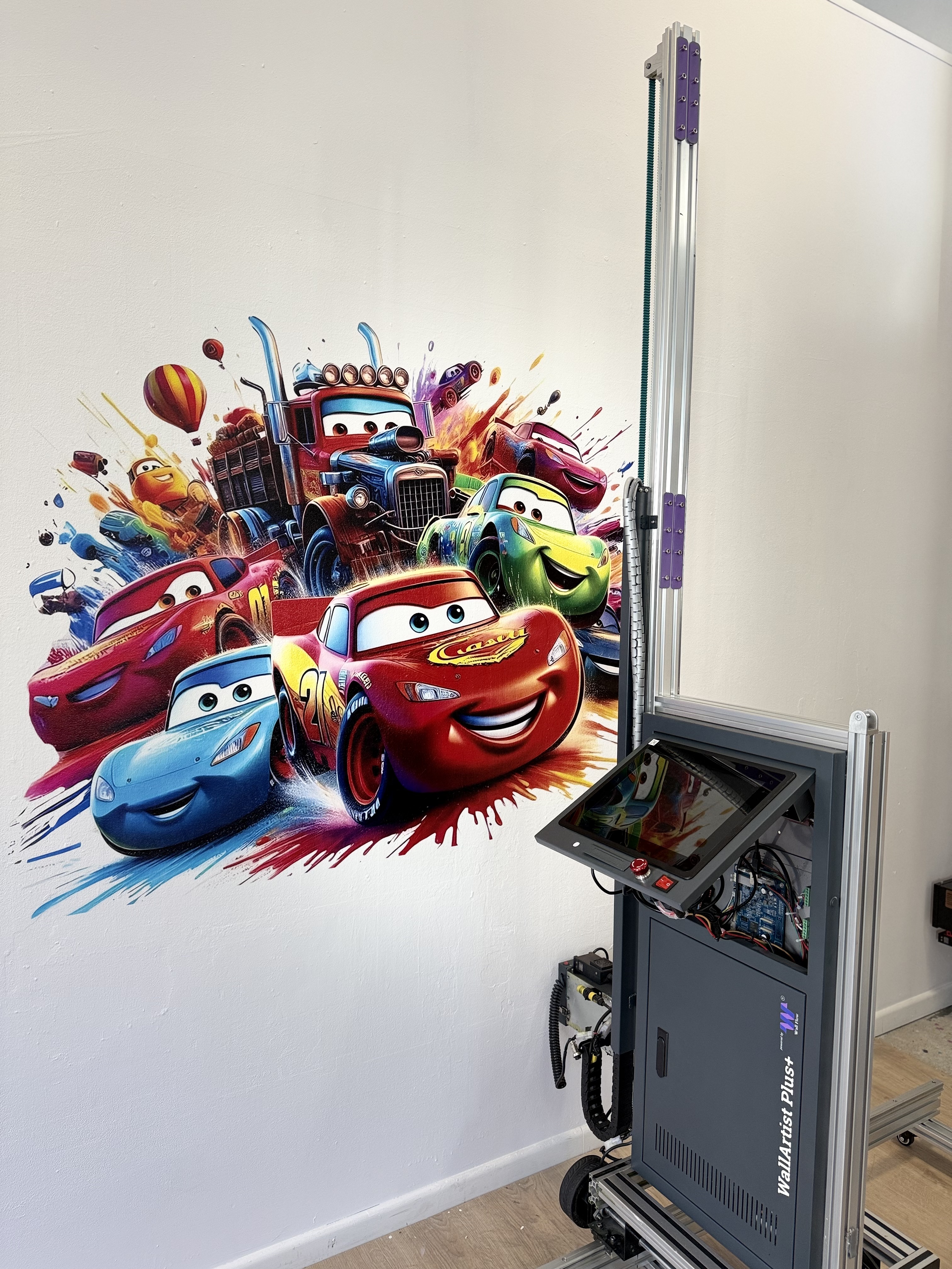 Kolorowy mural samochodowy w pokoju dziecięcym